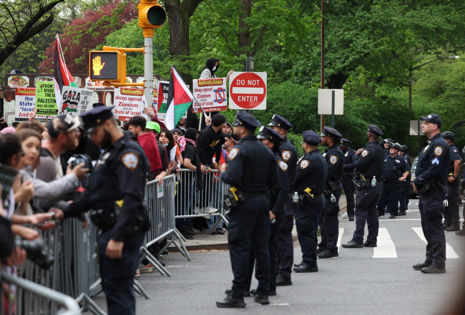 pro palestinian protesters met gala