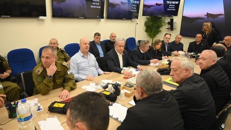 Netanyahu with war cabinet