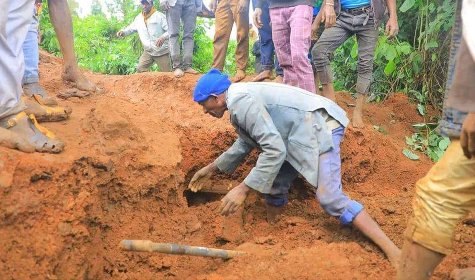 Mini SV Ethiopia landslide victim bodies WIDE THUMB CLEAN 1721730726