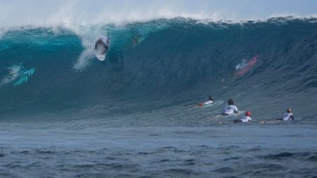 Surfers Tahiti