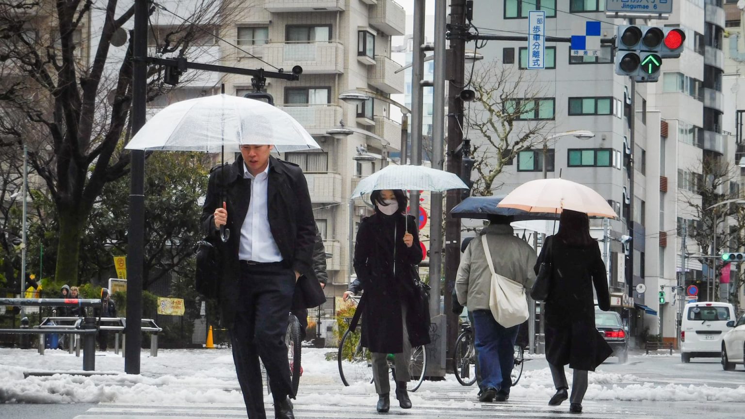 107383735 1709777816198 gettyimages 1981632561 JAPAN COMMUTERS