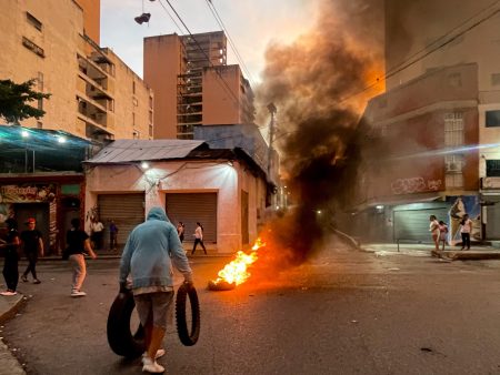 Burning tyres to keep away military and burning Maduro posters CREDIT Catherine Ellis 1722648381