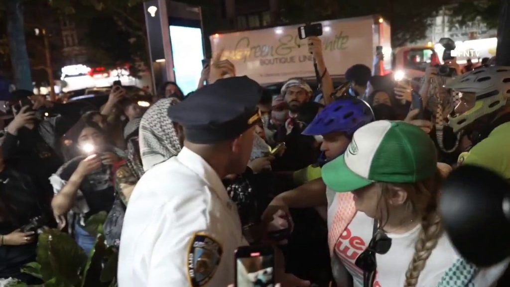 Protesters clash with police after storm Harris rally afterparty 1