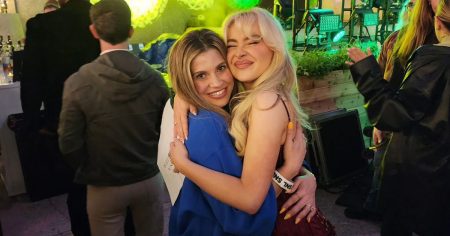 Sabrina Carpenter Praises Danielle Fishel Amid Actress Cancer Battle 01 2024