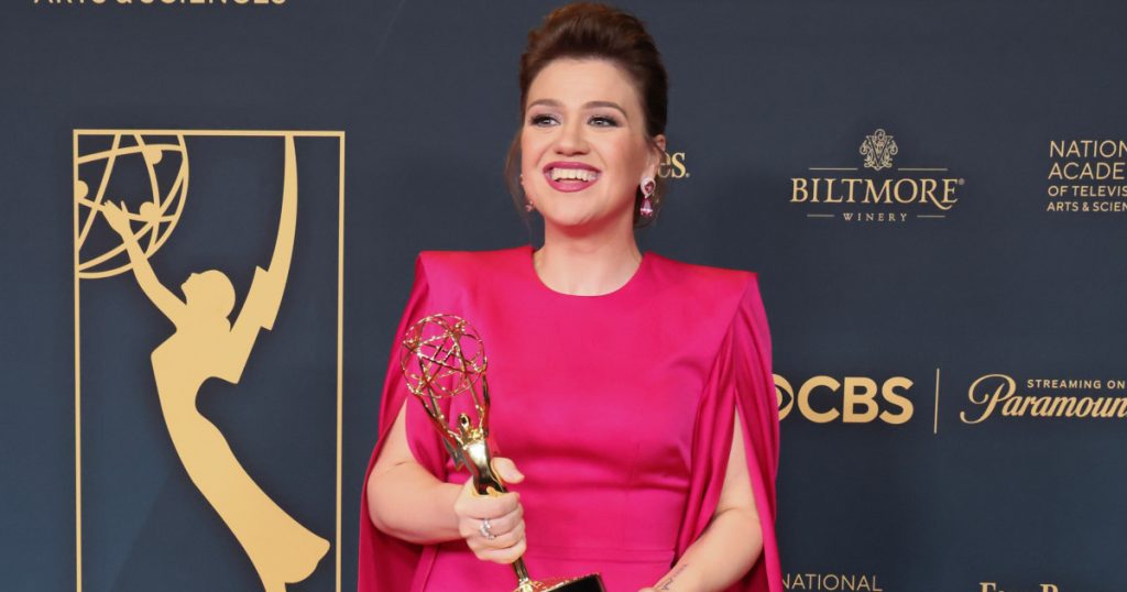 kelly clarkson emmy mc 240617 5cf19f