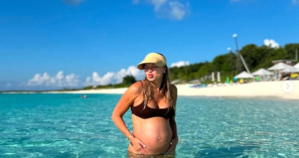 2 Pregnant Lindsay Hubbards Baby Bump Album Ahead of Welcoming 1st Child With Turner Kufe