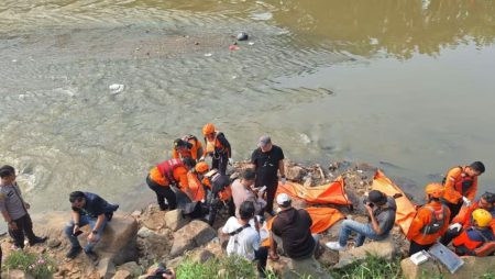 Jakarta police suspect 7 teenagers found dead in Bekasi river drowned while fleeing arrest evacuation of seven bodies of teenagers found drowned in bekasi river sunday jul 22