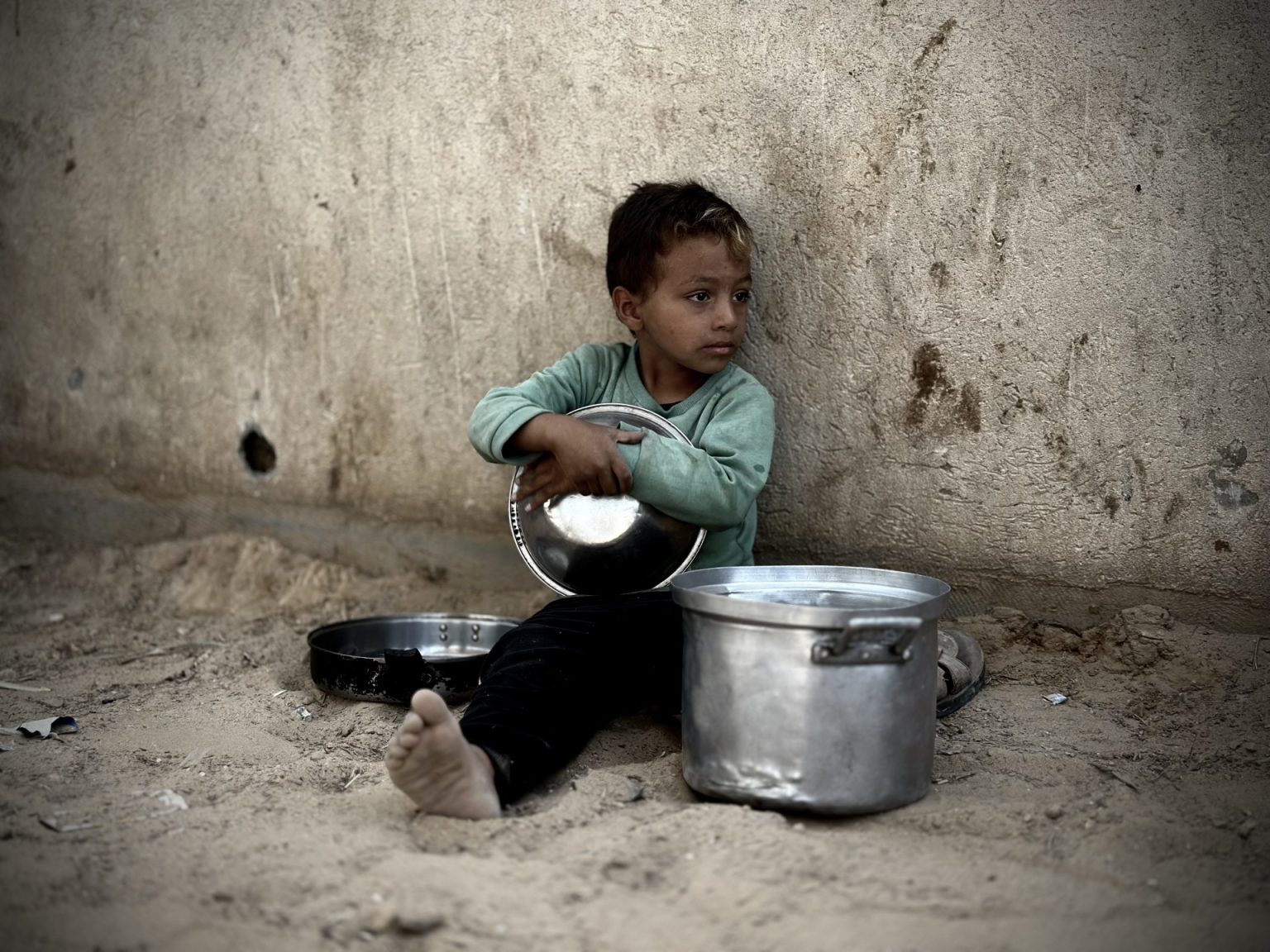 AA 20241028 36041818 36041796 FOOD DISTRIBUTED TO DISPLACED PALESTINIAN CHILDREN IN GAZA FACING HUNG