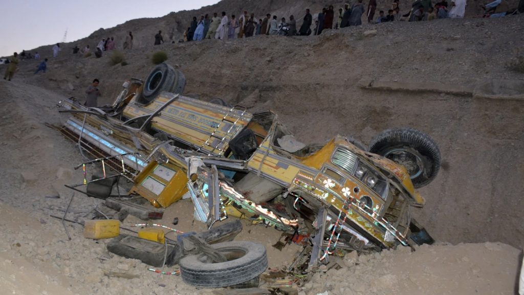 pakistan bus crash 1