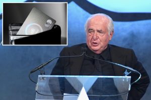 artie rabin speaks onstage accessories 94147633