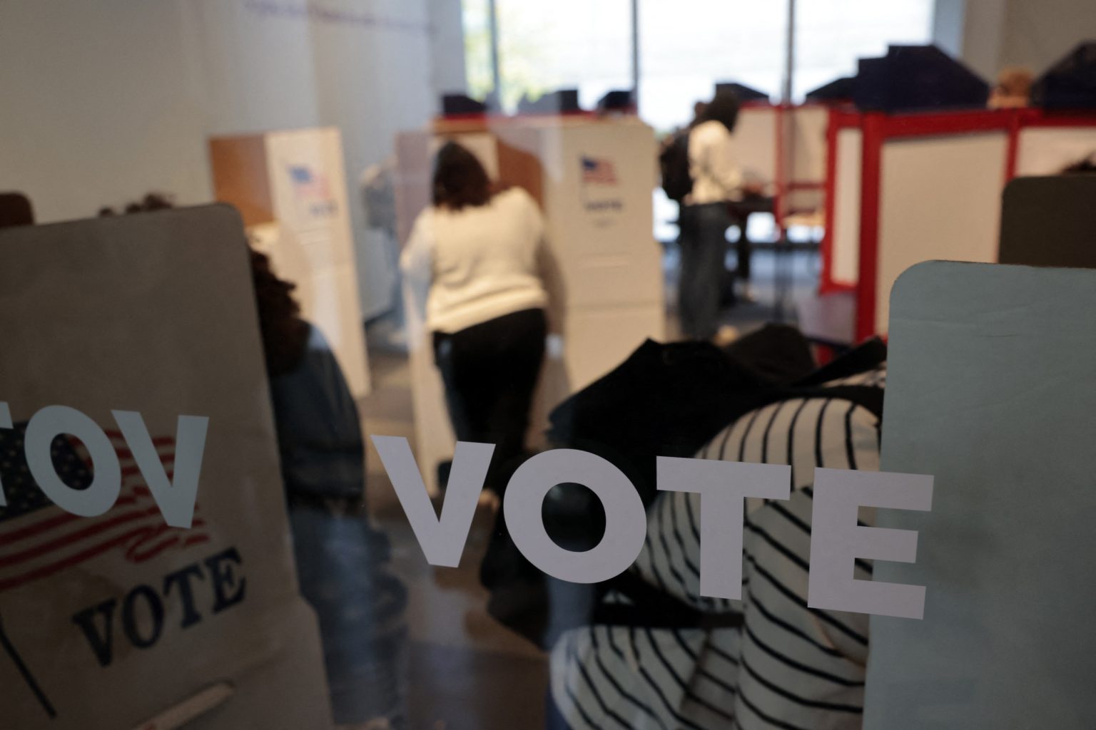 people cast their person early ballot