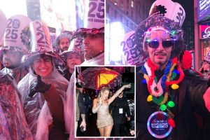 people gather rain times square 96069824