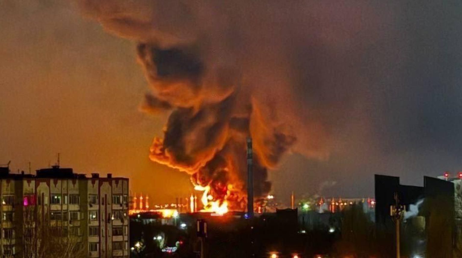 russias engels oil refinery catches fire