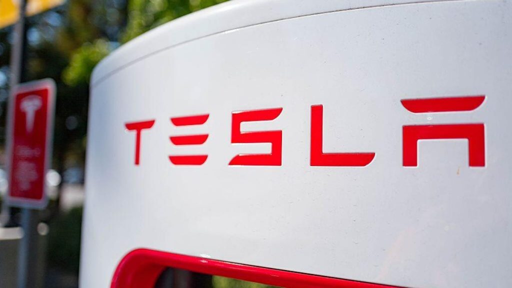 tesla logo gettyimages 597435890