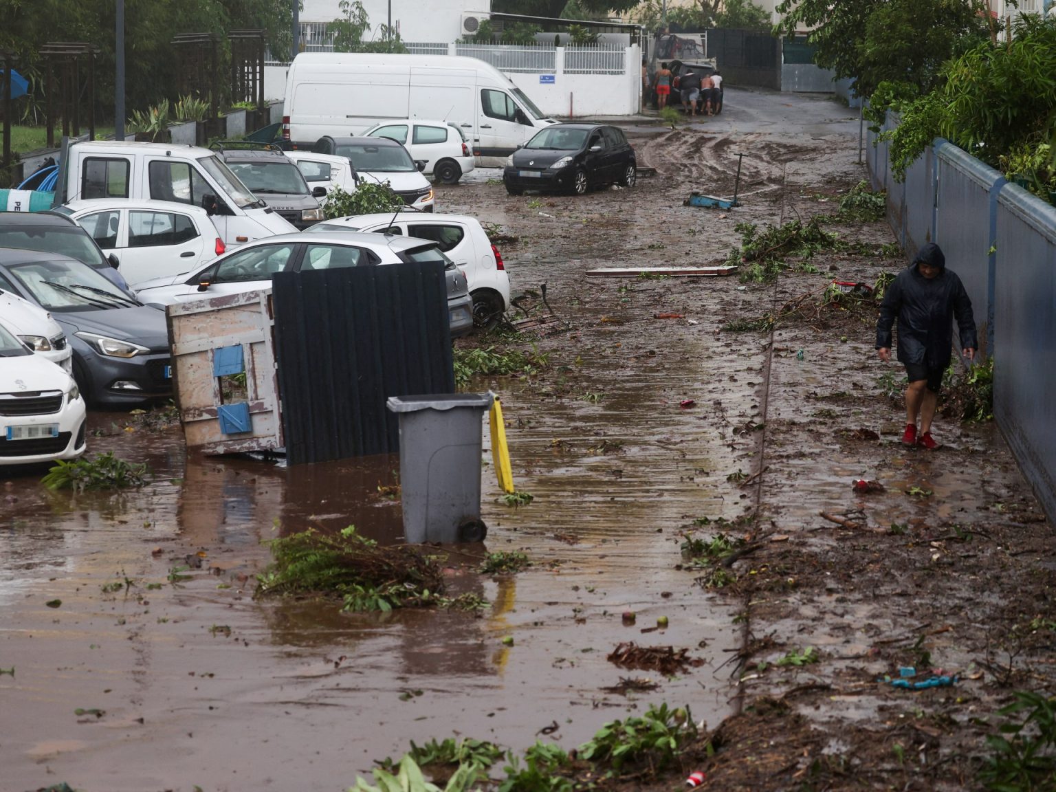 AFP 20250228 36YV2MF v1 HighRes FranceOverseasReunionWeatherCyclone 1740816403