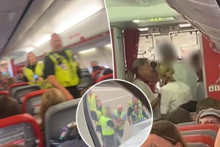 two passengers removed plane police 108974304