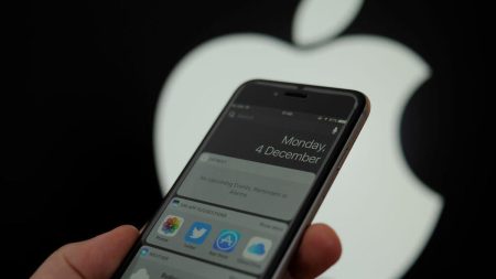 apple logo iphone gettyimages 885911934