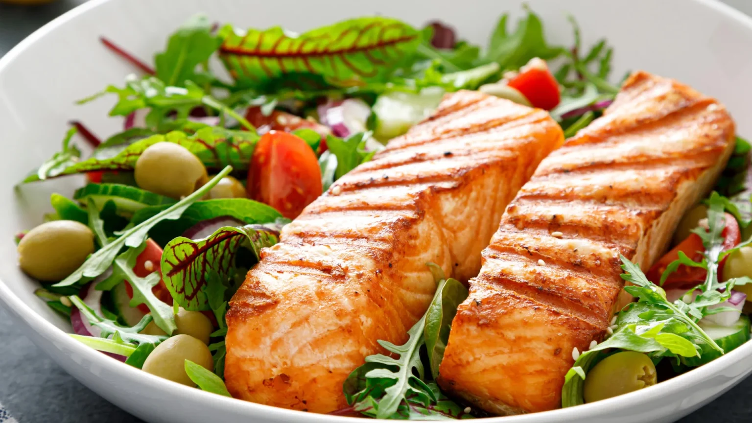 grilled salmon vegetable salad close.webp