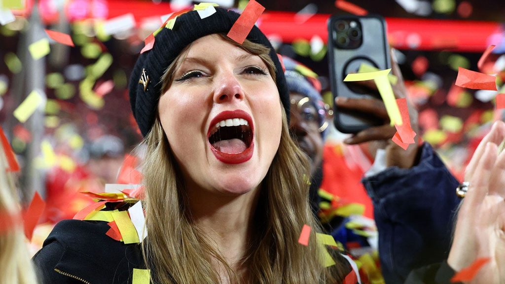 nfl chiefs taylor swift 081225 2