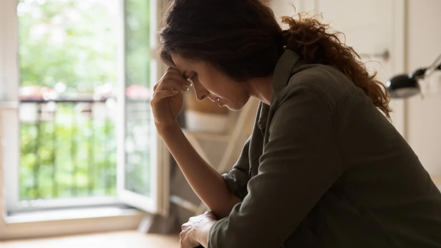 worried young woman stress.webp