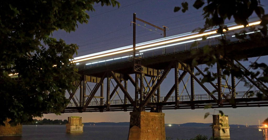 07NAT Trump signs 03 wzqp facebookJumbo