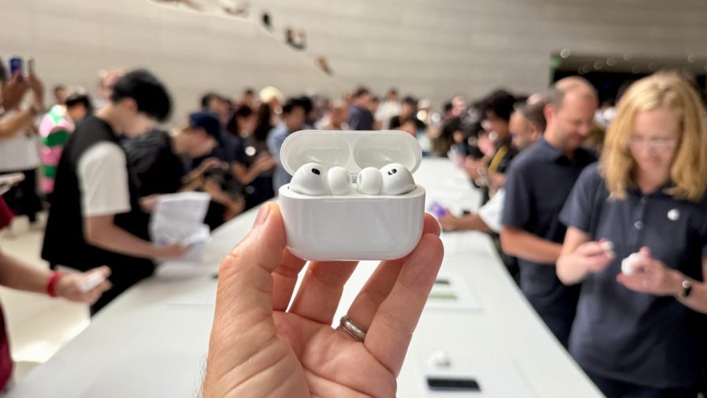 airpods pro 3 demo room 3