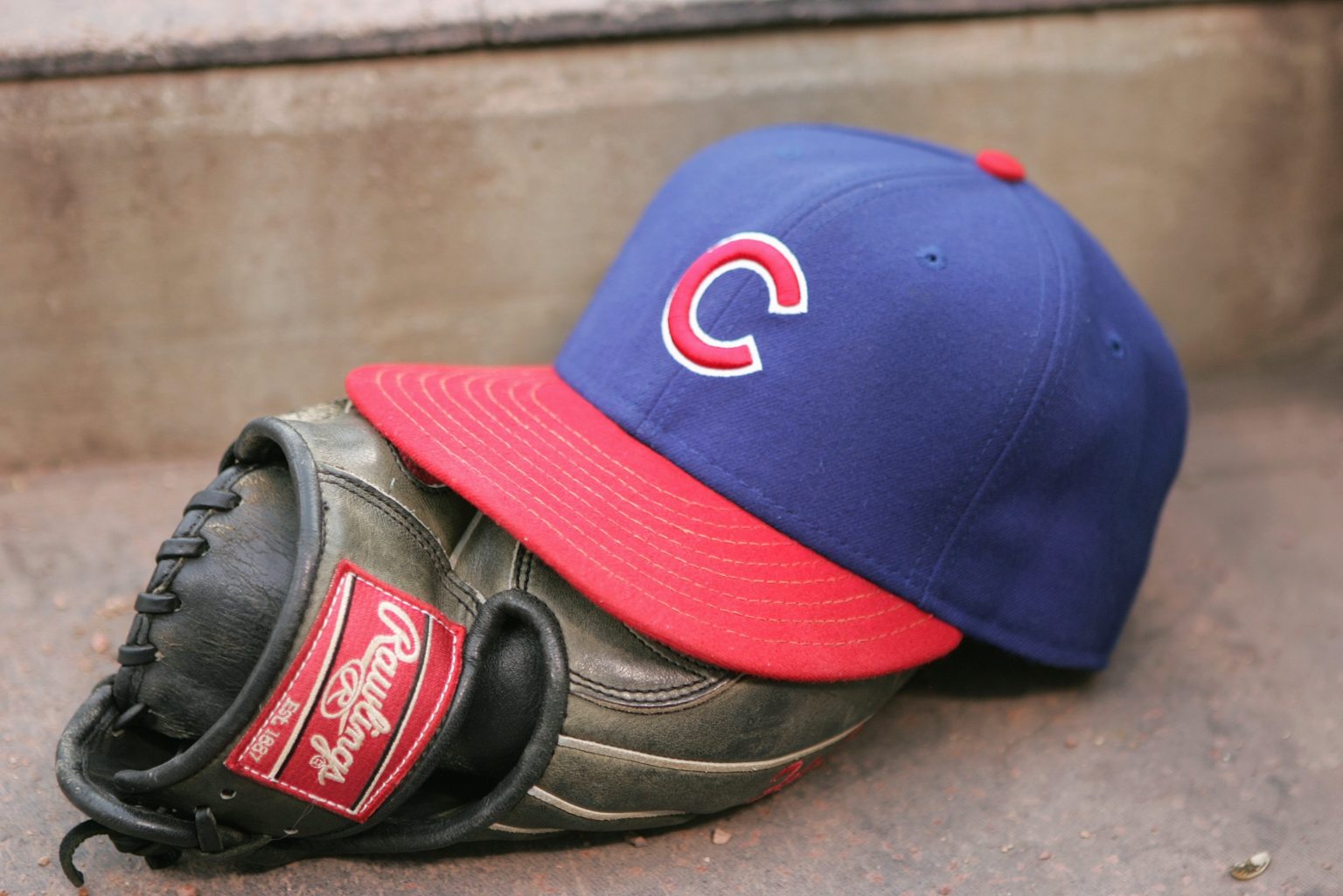 chicago cubs hat glove
