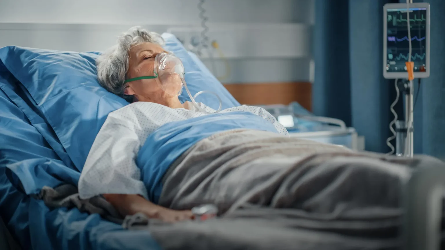 hospitalized elderly woman severe flu.webp