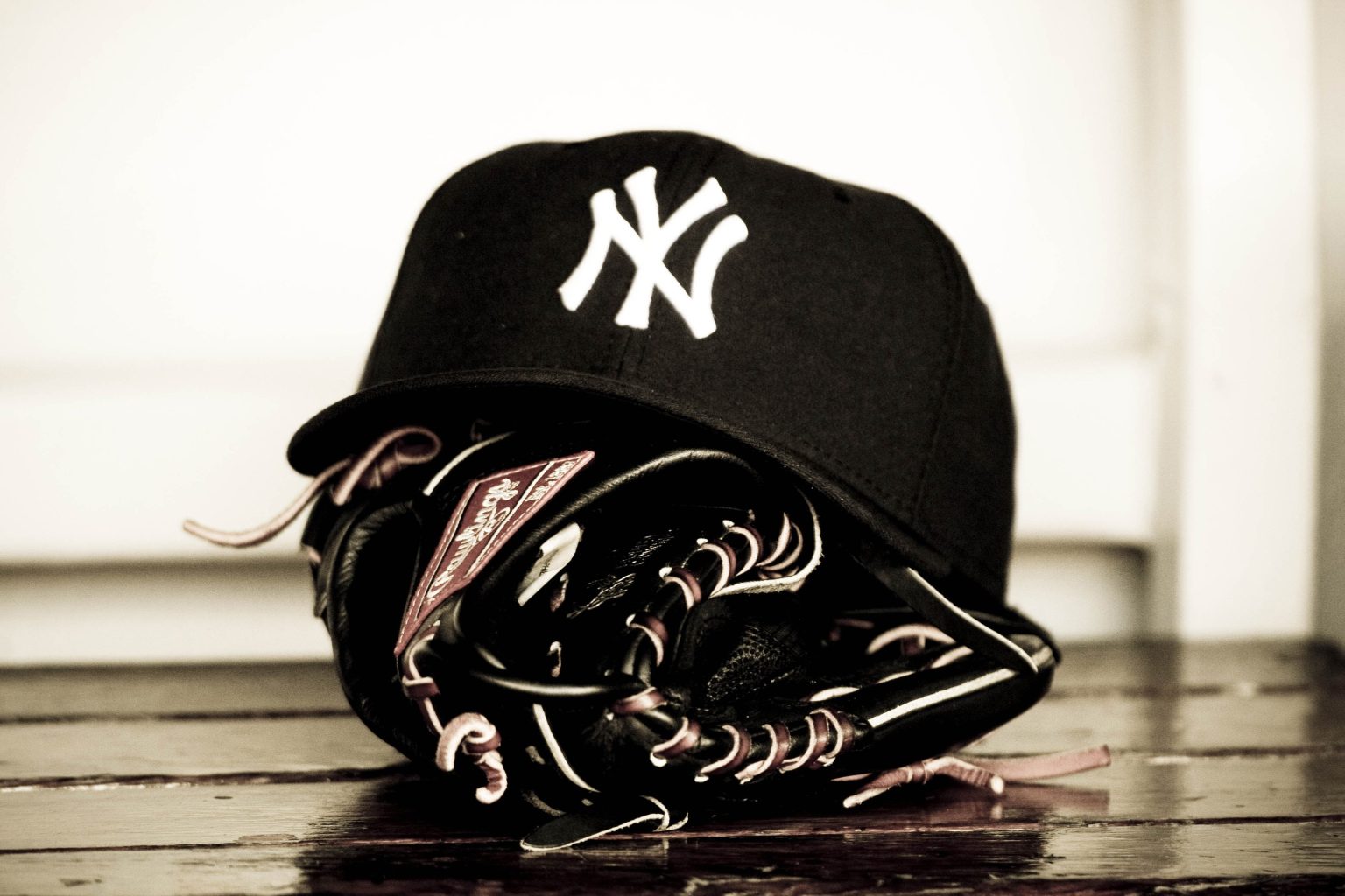 yankees hat glove